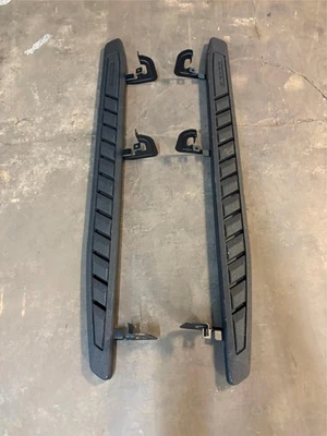 Used OEM GM '21-'25 GMC Sierra 1500 2500 3500 Double Cab Assist Steps in Black - Image 1 of 4