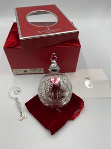 Ornamento sfera di cristallo Waterford. Cristalli di neve. 2004 - Foto 1 di 3