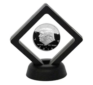 Moneta omaggio in argento President Trump 2024 con display 3D galleggiante - Foto 1 di 4