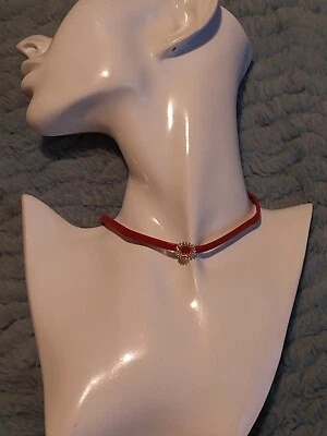 Gargantilla de cuero rojo con pedrería Foto 1 de 3