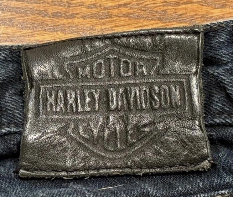 Jeans Harley Davidson folgado tamanho 36W X 30L com mancha nas pernas da calça - Imagem 1 de 4