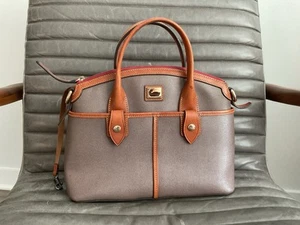 Cartera Dooney & Bourke Camden Saffiano marrón abovedada - Imagen 1 de 8