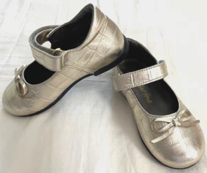 GIRLS NATURINO EMBOSSED MARY JANE SHOES GOLD HOOK LOOP BOW NWOB LEATHER 7 23 - Picture 1 of 8