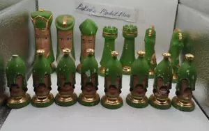 VINTAGE DUNCAN KERAMIK GLASIERT BLAU UND GRÜN SCHACHSET mit GESICHTERN, 1 gebrochen - Bild 1 von 12