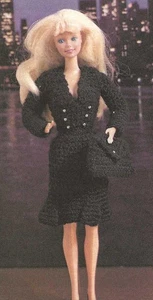 Modepuppe schwarzes Kleid; (#348-56) Vintage Häkelanleitung - Bild 1 von 2