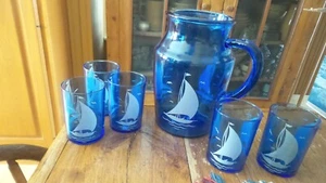 Antigua jarra de vidrio de la depresión y 5 vasos azul cobalto, veleros, náuticos - Imagen 1 de 3