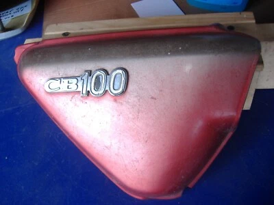 Cubierta lateral derecha OEM HONDA CB100 83540-107-010 1972 rojo blem C Foto 1 de 4