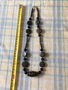 Vintage schwarze geschnitzte Perlenkette mit Goldfarbe Akzenten -- 24 Zoll - Bild 1 von 3