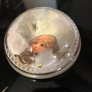 Raro antico fermacarte vittoriano in vetro ingrandimento con angelo bambino e arpa 3" - Foto 1 di 7