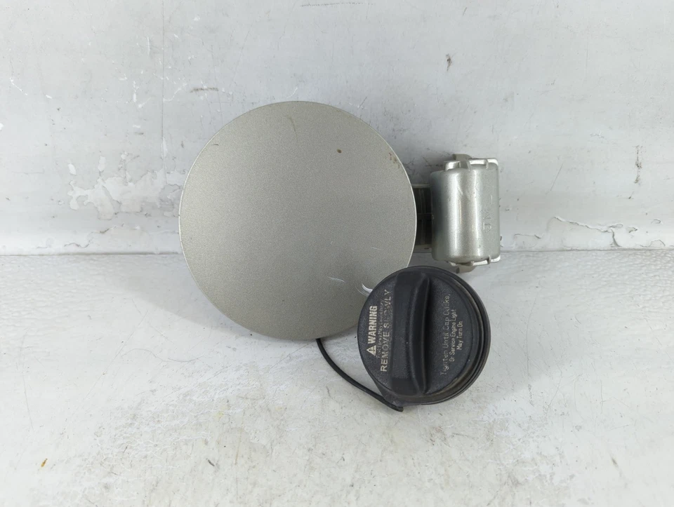 2007 Hyundai Tucson Fuel Tank Door Lid Gas Tank Silver VXA5D - Image 1 of 4