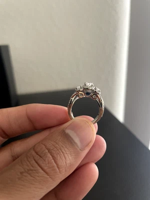 Anillo de compromiso Vera Wang Love diamantes 14 kt, oro blanco/rosa con zafiro Foto 1 de 4