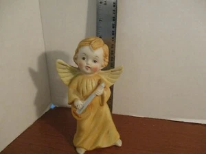 HOMCO 6" Porcelain ANGEL PLAYING A MANDOLIN / GUITAR FIGURINE - Foto 1 di 4