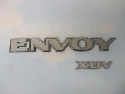 GMC ENVIADO XUV escotilla puerta levadiza emblema insignia conjunto de 2 piezas 2004 2005 - 2009 OEM Foto 1 de 2