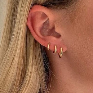 Kleine goldene Reifen Ohrringe für Damen 14K Mini Gold Huggie Reifen Ohrringe Set - Bild 1 von 5