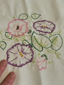 VTG Embroidered Cotton Tablecloth Floral Purple Pink Morning Glory 42"x46" VGUC - Imagen 1 de 8