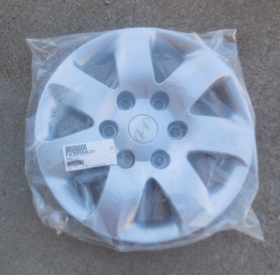 16" 2007 08 09 10 Hyundai Entourage 7 spoke Hubcap Wheel Cover (Chrome Emblem) - Image 1 of 1