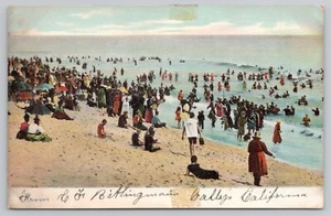 Postal vintage vestida gran multitud de personas en la playa California UDB de 1900 - Imagen 1 de 2