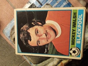 Xm28 TOPPS 1977 FOOTBALL RED BACK CARD No 48 Mickey Walsh Creased 