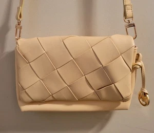 Anne Klein Crossbody Bag Tan/Beige Purse Basket Weave Design Flap Over Closure - Picture 1 of 9
