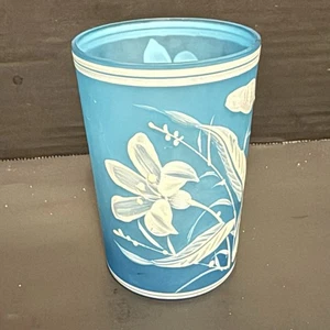 Vaso floral de vidrio turquesa esmerilado pintado a mano Tiki blanco y azul de colección - Imagen 1 de 6