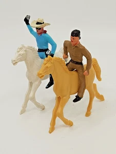 Vintage 2" groß Kunststoff Lone Ranger & Tonto mit Pferden - Hong Kong Mfg (Gabriel?) - Bild 1 von 3
