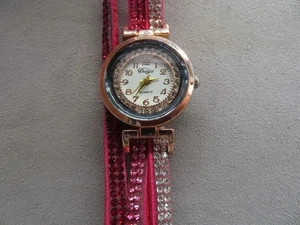 Reloj envolvente Duoya para dama rojo, rosa y piedras preciosas transparentes banda rosa batería nueva - Imagen 1 de 12