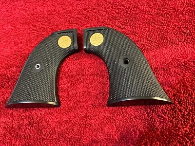 Empuñaduras Chiappa 1873 SAA Puma medallones dorados - plástico negro - sin tornillo Foto 1 de 4