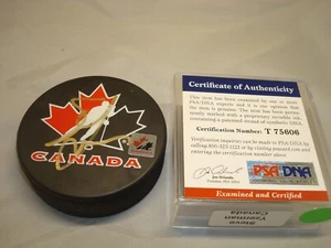 Disco de Hockey Steve Yzerman Firmado Equipo Canadá Autografiado PSA/ADN Autenticidad 1C - Imagen 1 de 3