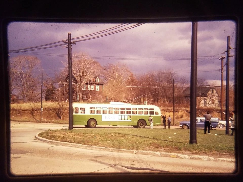 TREN KC04 Slide * Autobús de colección con vagones y personas frente a casa cielos oscuros Foto 1 de 3