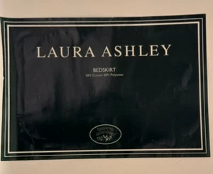 "Falda de cama completa Laura Ashley Rosemoor con volantes antipolvo nueva 54""x74"" flores azules blancas" - Imagen 1 de 5