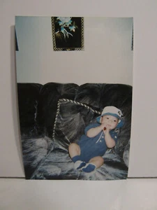 1990S VINTAGE FOUND PHOTOGRAPH COLOR ORIGINAL ART PHOTO BABY BOY ON 90S COUCH - Picture 1 of 4