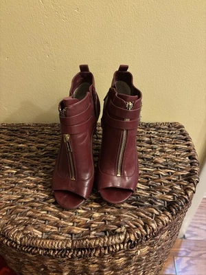 ¡Botines Michael Kors Stiletto Peep Toe! Color vino talla 6,5 Foto 1 de 4