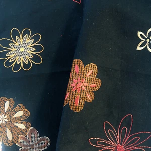 "stoffdesign!"SALE%COTTAGE*schwarz Leinen bestickt Blüten Meterware Nya Nordiska - Bild 1 von 7