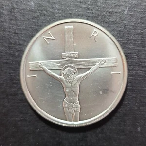 2014 Silver Shield Crucifixión INRI Jesús Cruz BU 1 OZ plata .999 redondo - Imagen 1 de 2