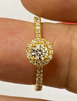 Anillo de compromiso con halo de diamantes naturales de 1/2 quilate en oro amarillo de 10 k de 0,50 quilates Foto 1 de 4