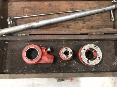Rigid pipe threader with 2 Dies And Box 1/4” And 1-1/4” - Image 1 of 4