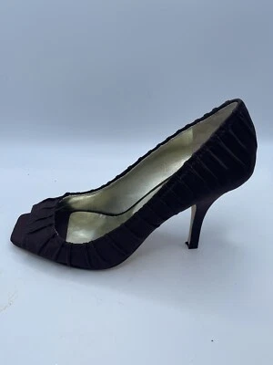 Zapatos de salón Guess by Marciano para mujer marrón oscuro satén punta abierta 9,5 M Foto 1 de 4