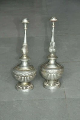 Botella/aspersores de agua de rosas con forma de melón artesanal de latón antiguo de 2 piezas Foto 1 de 4