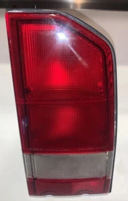 Conjunto de luz trasera derecha Suzuki Sidekick Geo Tracker 1989-1998 pasajero fabricante original Foto 1 de 4