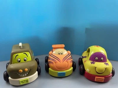НОВЫЙ B. Toys Wheeee-ls! НАБОР ИЗ 3 мягких массивных игрушечных машинок — без коробки - Изображение 1 из 4