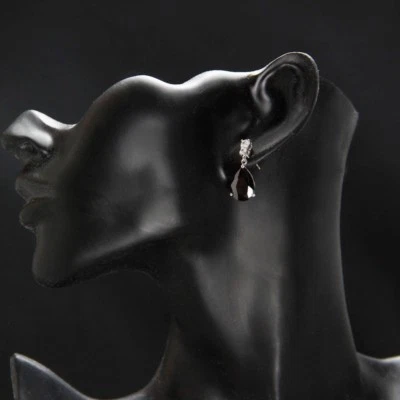 Pendientes de novia de boda con forma de pera negra de estrás  Foto 1 de 4