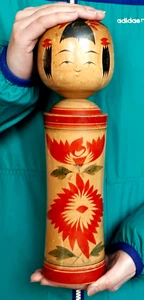 30 cm Japanese Traditional KOKESHI Girl, Beautiful Red Chrysanthemum, Signed - Picture 1 of 9