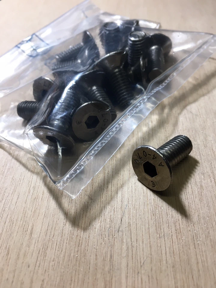 VITE ACCIAIO INOX A4 M8X15 TESTA SVASATA PIANA CHIAVE BRUGOLA DA 5mm 15PZ. - Immagine 1 di 1