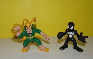 Marvel Super Hero Squad Puño de Hierro y Disfraz Negro Spider-Man Figuras Simbionte - Imagen 1 de 2