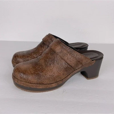 Crocs Sarah Tooled Clogs 8 W Brown Floral Textured Block Heel Boho Y2K Leather - Image 1 of 4