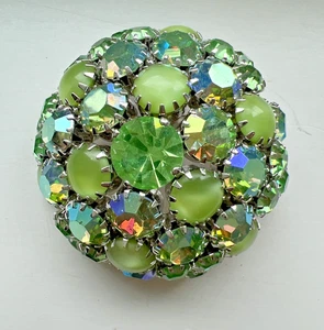 VINTAGE SIGNED WARNER GREEN RHINESTONE DOMED BROOCH / 2" x 2" x 1" in depth - Picture 1 of 11