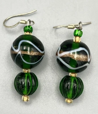 Pendientes de vidrio verde soplado a mano detalles dorados blancos hechos a mano Navidad Foto 1 de 4