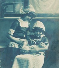 PA2541 GRETE REINWALD  & SISTER HANNI FEEDING A CAT WITH A BOTTLE , ANIMALS RPPC