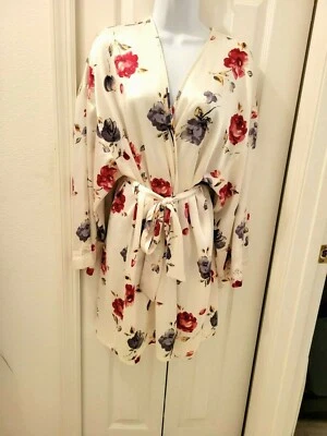 Gilligan & O'Malley Bata Kimono Corta Satén Rosa Floral Cinturón Para Mujer Grande Foto 1 de 4