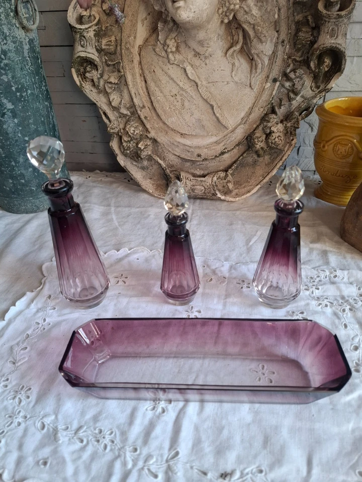 ancien necessaire de toilette flacon et autre en verre couleur Améthyste degradé - Photo 1/4